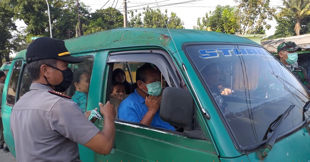 Tangkal Corona Polsek Cicendo Polrestabes Bandung Bagikan Masker