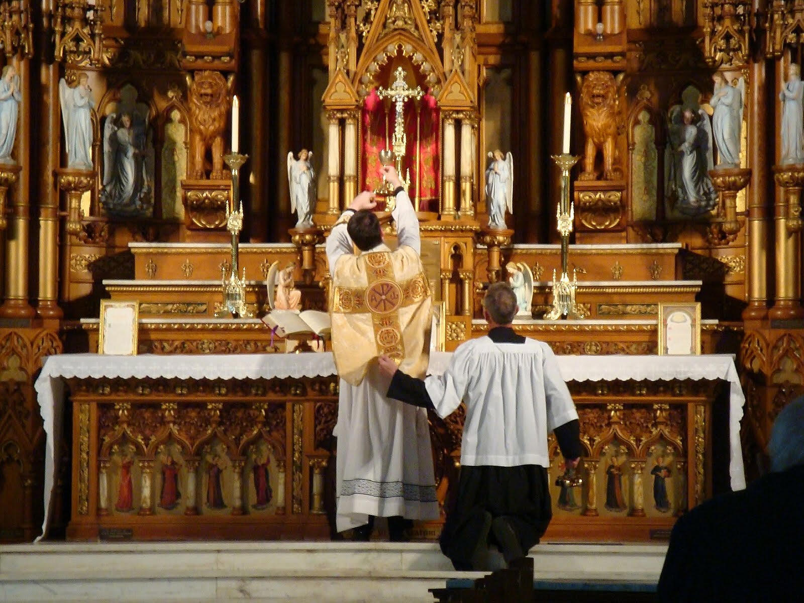 O céU nA tERRa* O mistério da Santa Missa O céU nA tERRa* O mistério da Santa Missa