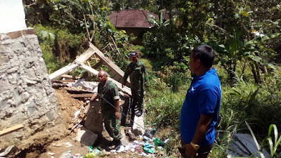 RUMAH ROBOH AKIBAT TANAH AMBLES DI DK. BAYANAN