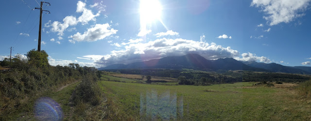 Derrière nous les nuages restent stationnaires sur le Cambre d'Aze.