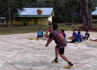 Mengumpan Bola Bawah (Passing Bawah) Mengumpan Bola Bawah (Passing Bawah)