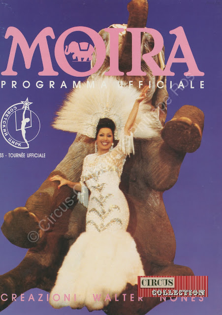 Moira Orfei devant un elephants assis 