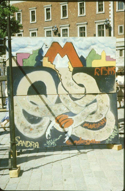 27 апреля 1988 года. Домская площадь. Акция протеста против строительства метро в Риге. Народное творчество