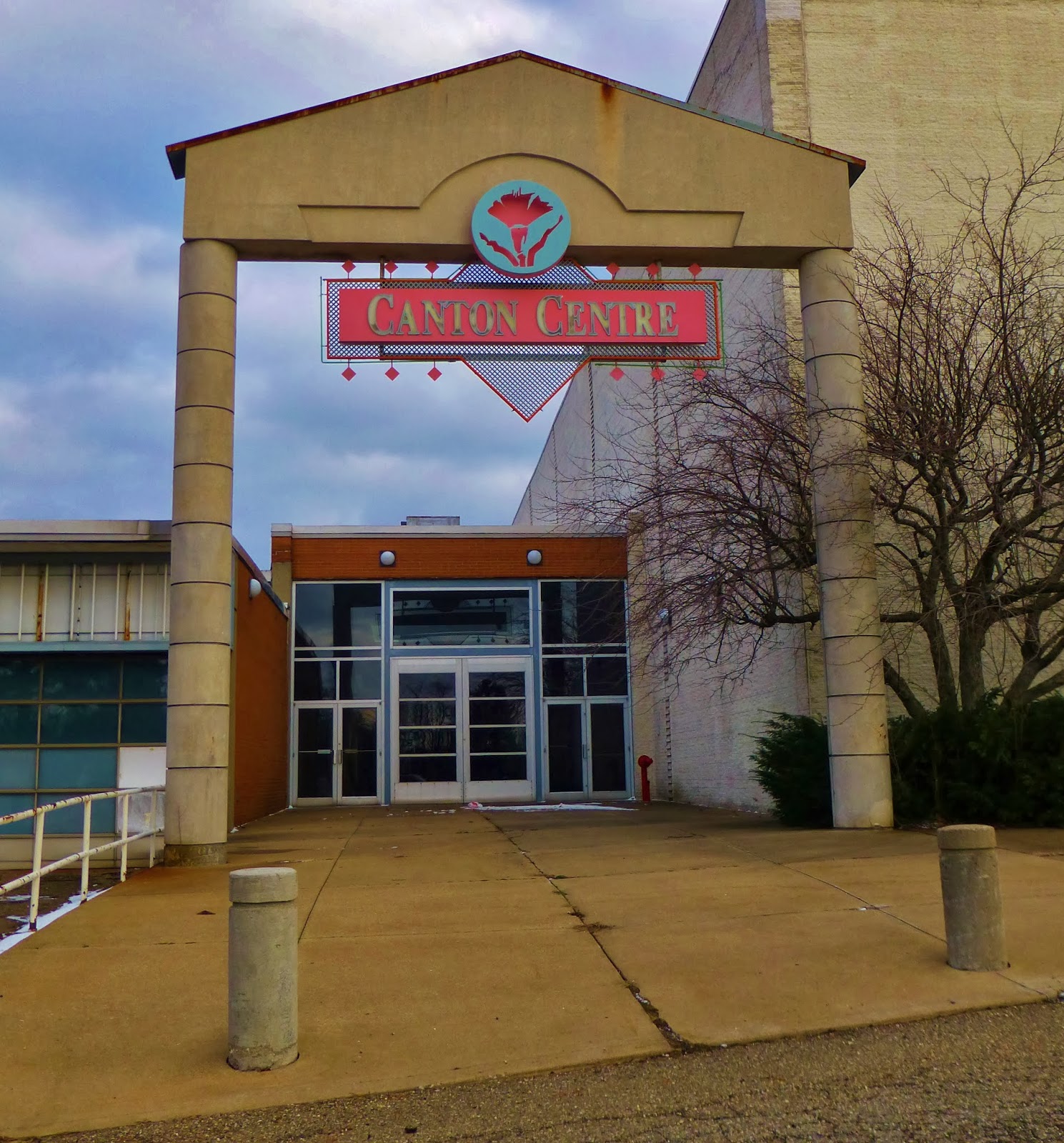 Dead and Dying retail Mellett Mall / Canton Centre in Canton, Ohio
