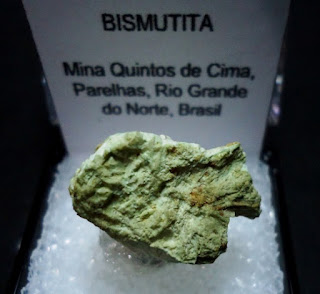 Bismutita. Imagem de Fernando Brederodes por mindat.org