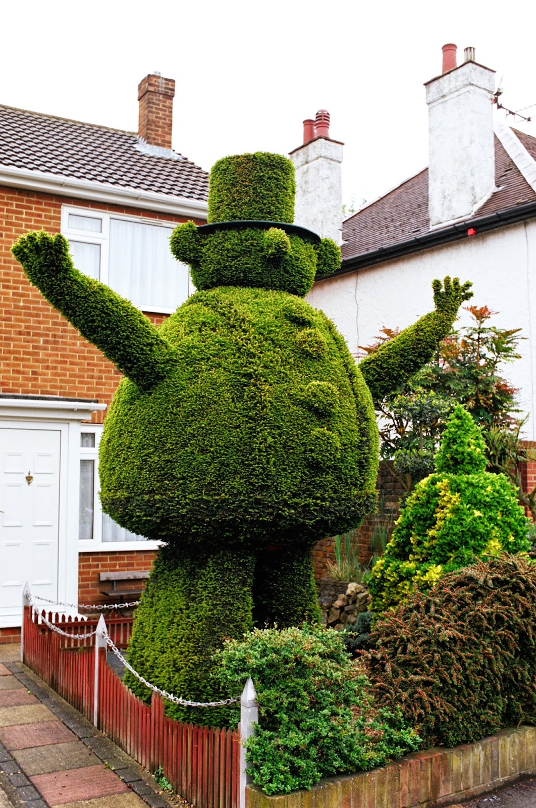 BROADSTAIRS, KENT, SOUTH THANET, UKIP, TOPIARY, TOPIARY MAN, TOPIARY FIGURE, FOLK ART, GARDENING, GREEN FINGERS, HEDGES2015 GENERAL ELECTION, 100 DAYS 4 MILLION CONVERSATIONS, © VAC