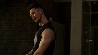 ausCAPS: Jonathan Tucker nude in Kingdom 2-05 "Happy Hour"