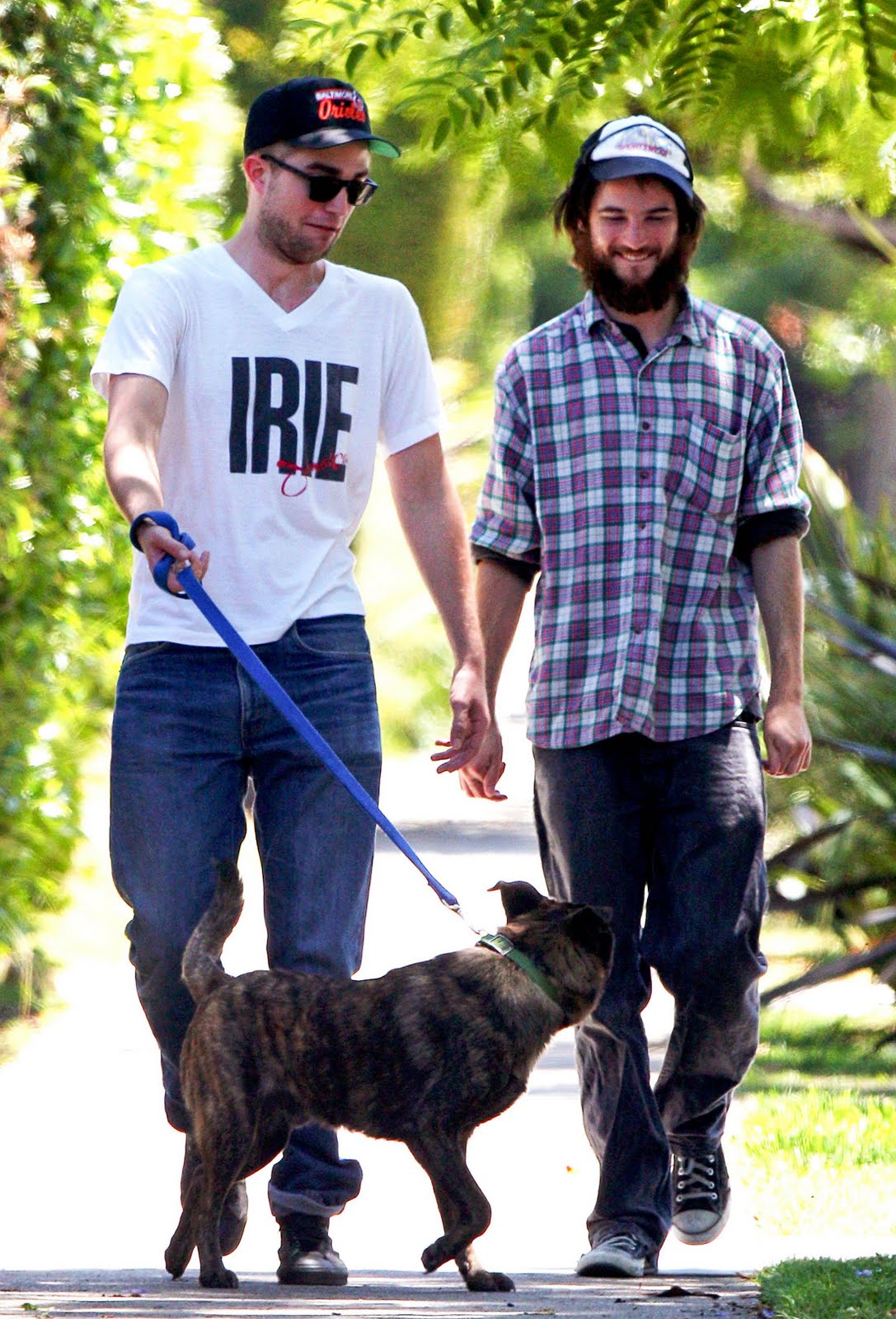 Пол гросс фрейзер. Том харди с собакой. Парень и его собака 1974 дон джонсон. Харди собака. Офицер роб и его собака.