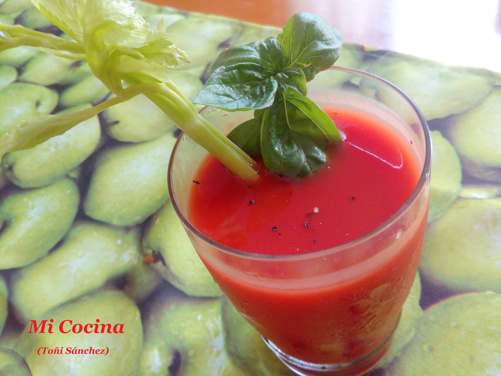 ZUMO DE TOMATE "HUEVO DE TORO" CON APIO Y ALBAHACA Mi Cocina