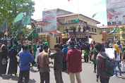 Aksi Demo Mahasiswa Warnai Pelantikan Anggota DPRD Dompu