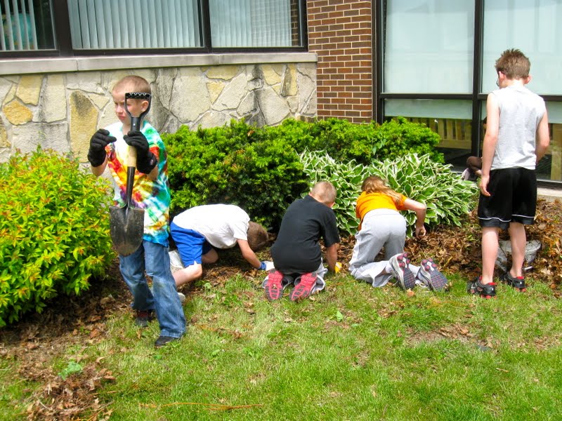 Mrs. Simon's Class School Clean Up Day