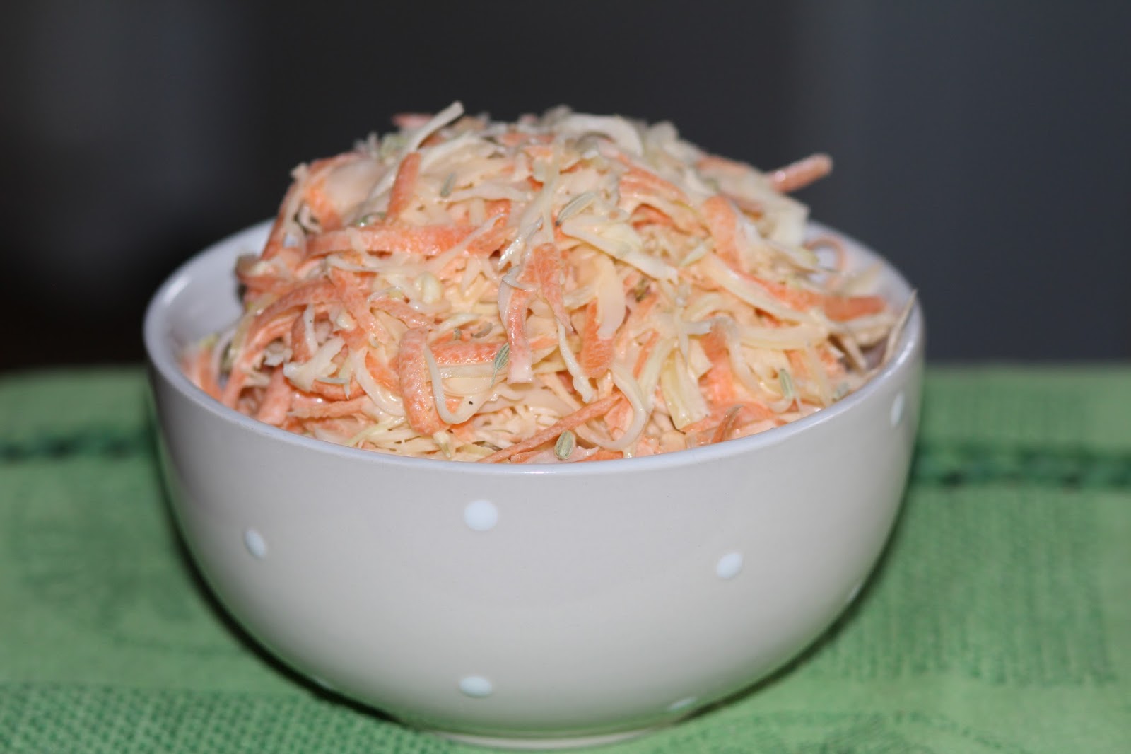 Салат из свежей капусты и моркови с майонезом