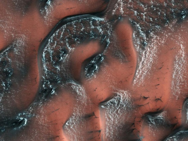 (NASA) A comparación de la nieve de la Tierra, en Marte las nevadas son así 