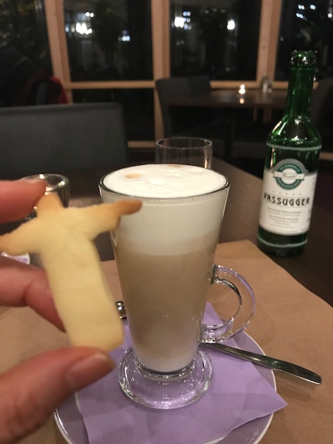 スイスのホテル　ワーテンスタインのレストランでラテマキアートを頼んだらクッキーがついてきた