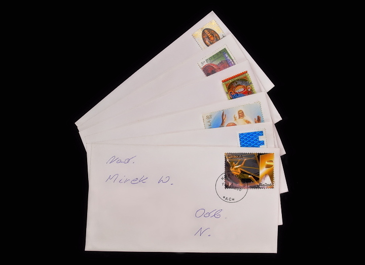 Listy do N. - białe koperty z naklejonymi znaczkami
