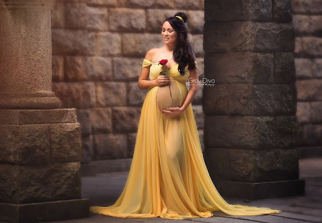 The Brazilian self-taught photographer Vanessa Firme just helps pregnant women in this - arranges photo shoots, turning girls into Disney princesses.