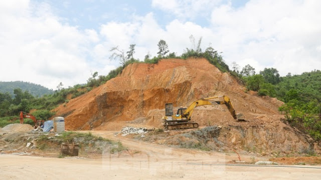 Huyện nghèo Phước Sơn (Quảng Nam) xây dựng tượng đài hàng chục tỉ đồng