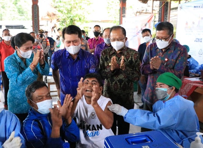 Vaksinasi OJK dan Pegadaian Sasar Masyarakat dan Penyandang Disabilitas di Klungkung