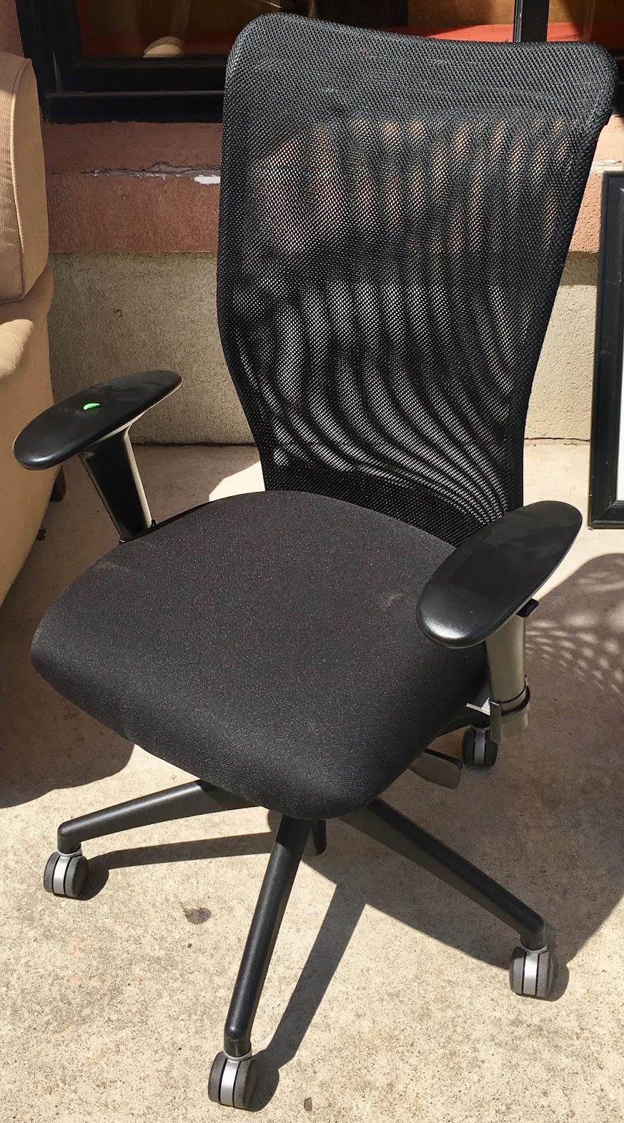 Uhuru Furniture & Collectibles REDUCED Black Desk Chair with High Mesh