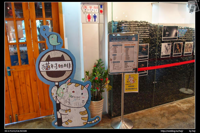 2013-04-12 基隆二日遊(1)侯硐貓村-願景館-下雨天貓都回家睡覺了_貓村咖啡！好多人簽名呢！                                                 