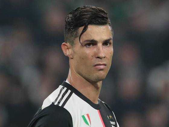 Reason Why Cristiano Ronaldo Is Wearing Hair Band The 90 Mins