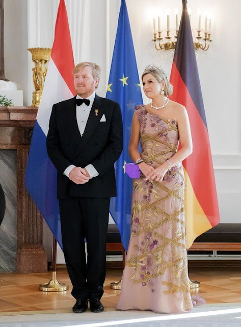 Queen Maxima wore an embroidered gown by Jan Taminiau, and gold leather sandals by Gianvito Rossi. Begum Khan evening bag. Stuart Tiara
