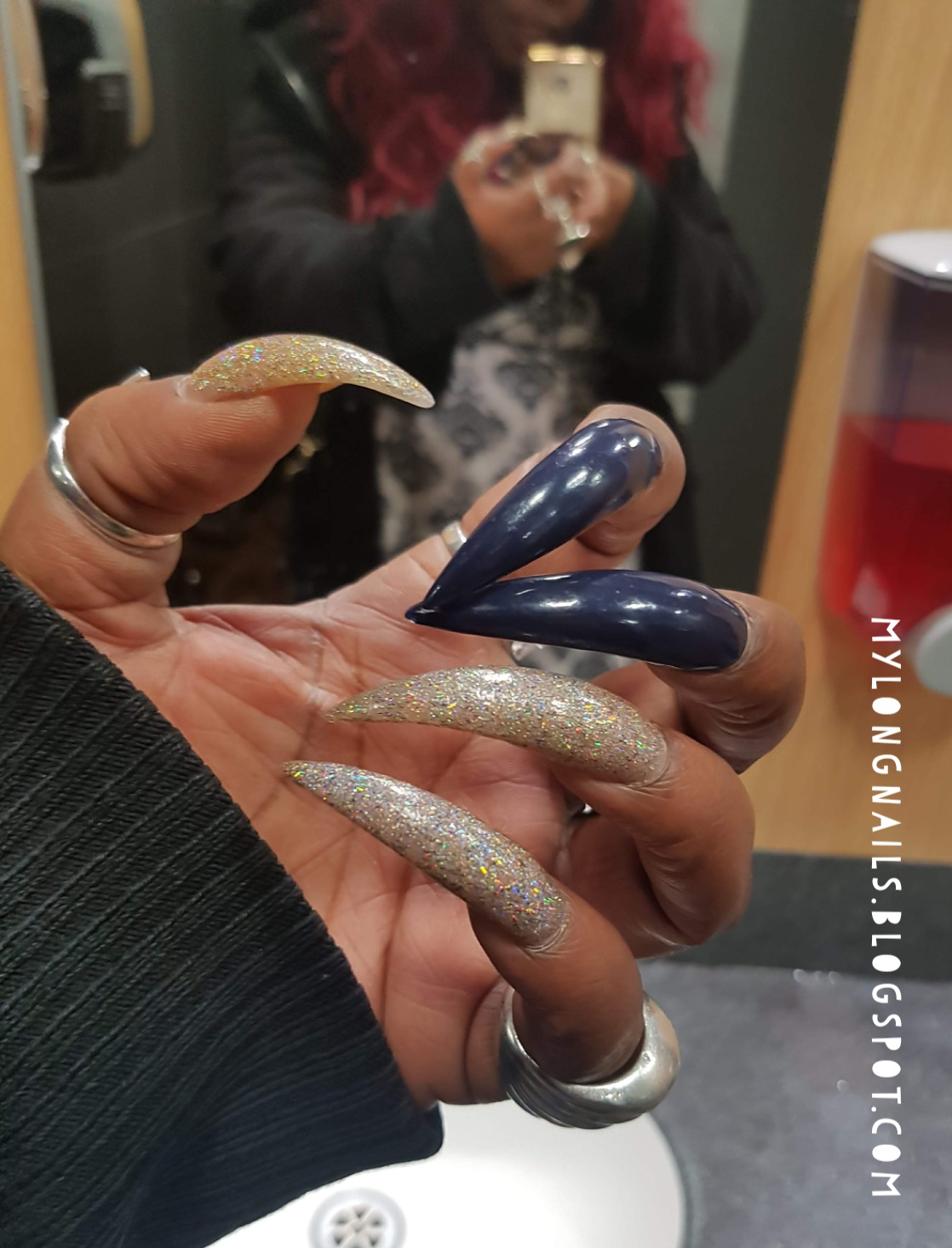 загнутый маникюр. загнутый маникюр. длинные острые изогнутые ногти. горбатые ногти. длинные загнутые ногти.