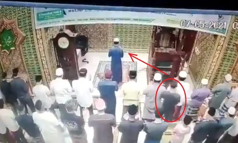 Viral-Video-Imam-Masjid-Ditampar-Orang-Misterius-saat-Salat-dan-Qunut