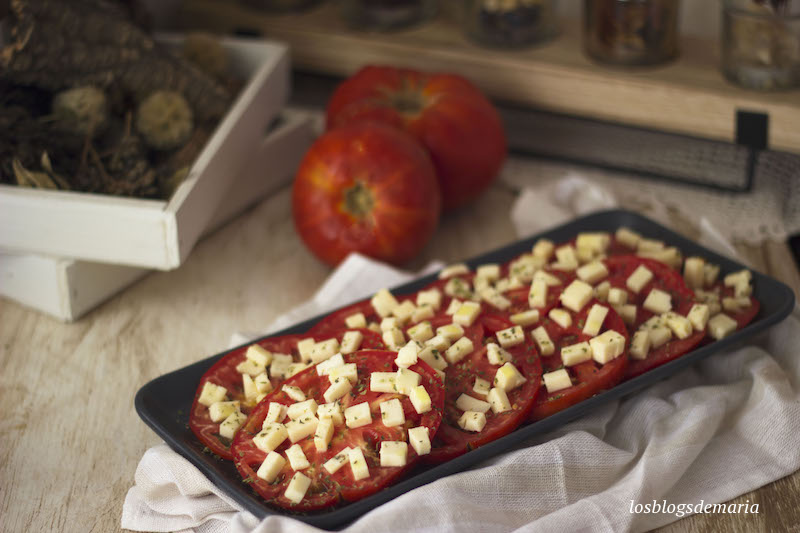 Tomate con queso tierno