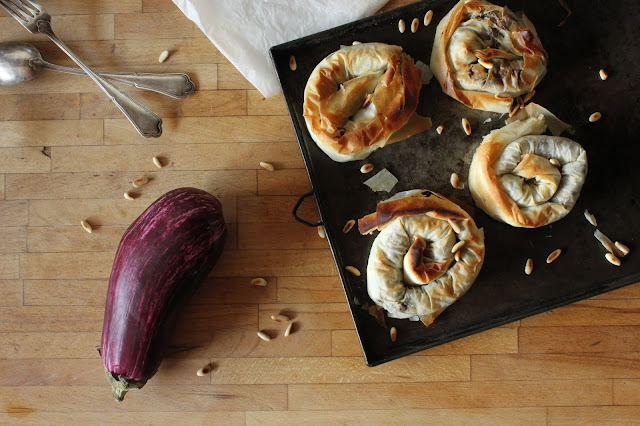 Cuillère et saladier : Feuilletés aux aubergines, raisins secs, citron et pignons (vegan)