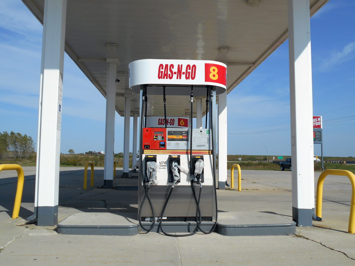 Abandoned Gas! Gas n Go, Waverly, Iowa (Waterloo Too!)