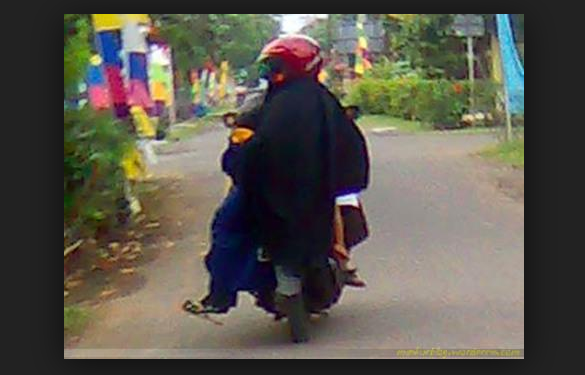 Penitng untuk Ukhti yang Memakai Jilbab Lebar untuk Hati-Hati saat Mengendarai Motor