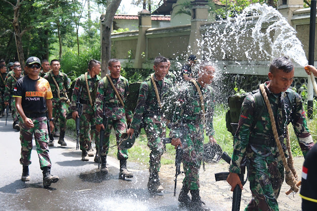 WARGA BARU YONIF RAIDER 514 KOSTRAD MELAKSANAKAN TRADISI MASUK SATUAN