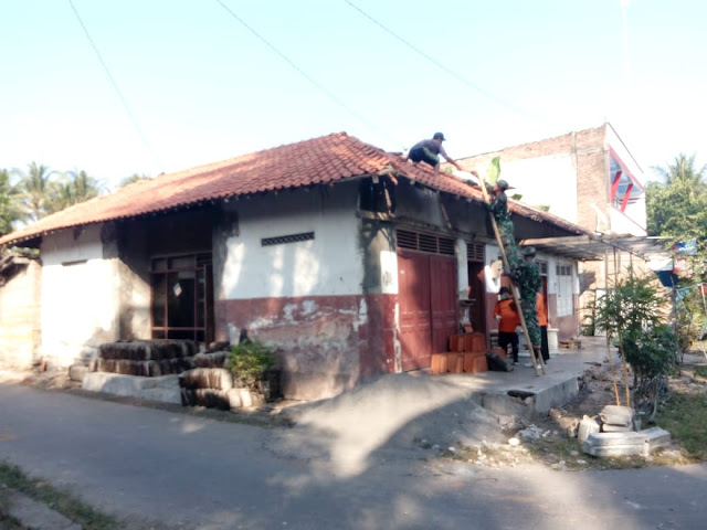 Genteng Rumah Bu Slamet Mulai Dipasang Satgas TMMD Reg Kodim Klaten