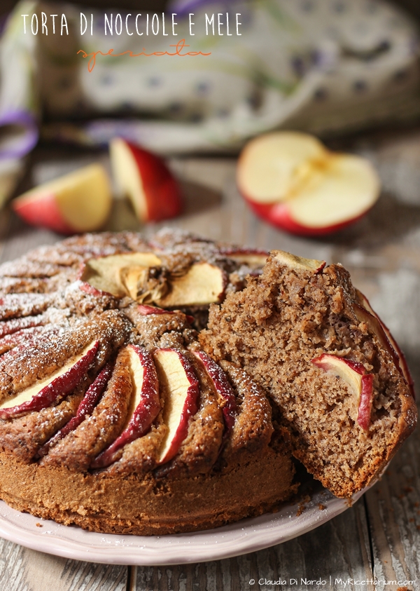 Torta di nocciole e mele speziata