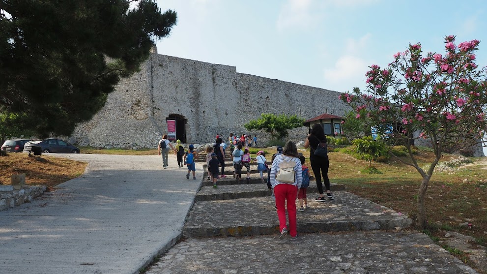 Eπίσκεψη στο κάστρο Χλεμούτσι- Α, Β΄τάξη  και Νηπιαγωγείο Μυρσίνης