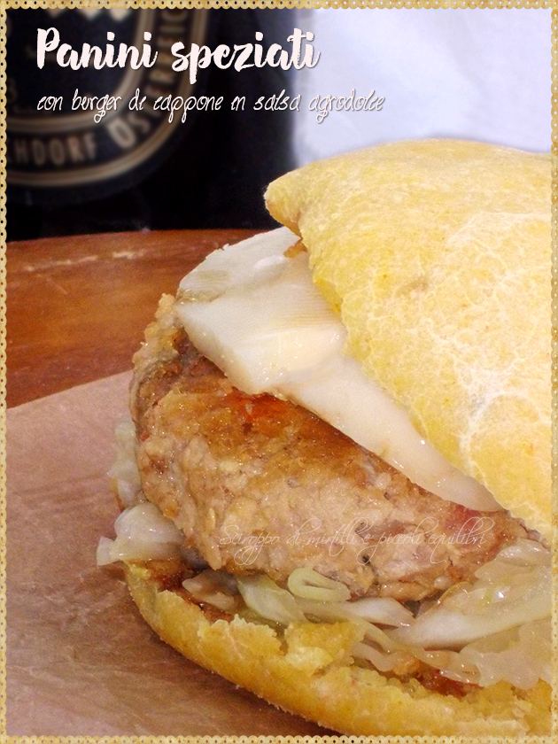 Panini speziati con burger di cappone in salsa agrodolce