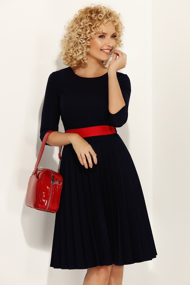 Rochie Fofy albastra-inchis eleganta in clos din stofa usor elastica plisata accesorizata cu cordon Rochie Fofy albastra-inchis eleganta in clos din stofa usor elastica plisata accesorizata cu cordon