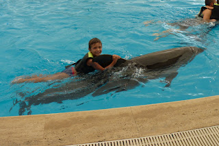 Izan con un delfín de Aqualand.