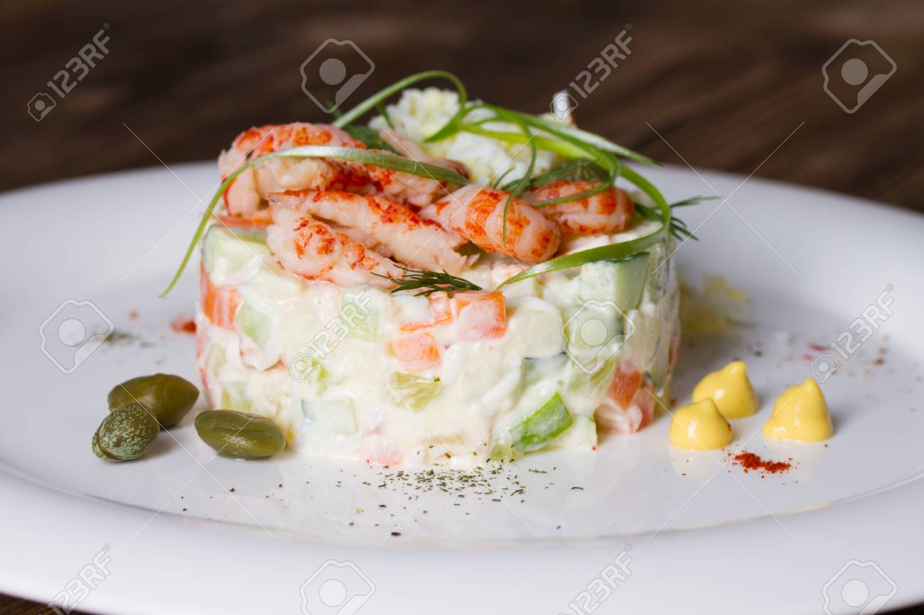 салат оливье с раковыми шейками. царский оливье. королевский оливье. французский салат. салат оливье с рябчиками и раковыми шейками.