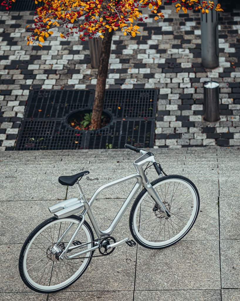 Ora Ito diseña la ligera bicicleta Angell con pantalla táctil