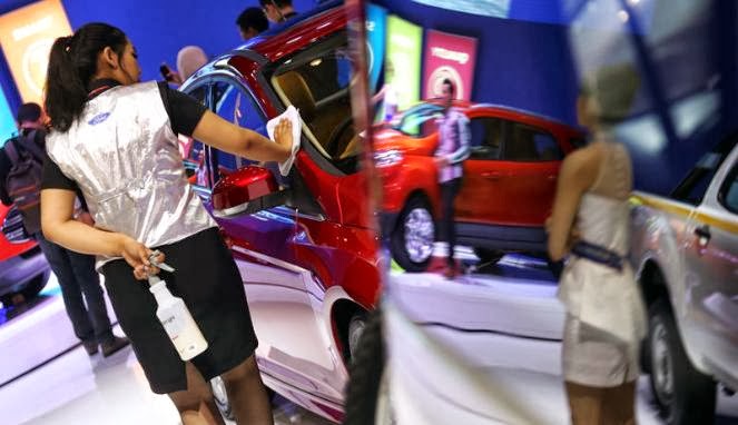 car wash girls in iims 2013 photo a girl cleaning the car on display ...