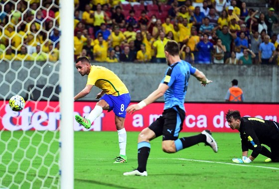 Recife - PE - 25/03/2016 -Eliminatorias da copa do mundo de 2018 - Brasil x  Uruguai - David Luiz do Brasil disputa lance durante partida contra o  Uruguai na Arena Pernambuco pelas