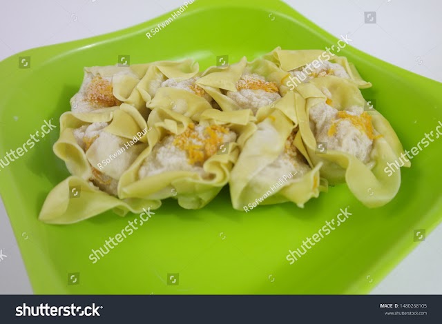  Royalty-free stock image photo - The photo of siomay food products on a green plate - Image 