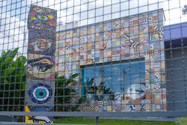 Casa na Rua Alberto Bolliger onde fica a Escola Curitiba de Mosaico, o Depósito do Mosaico e o Atelier Bea Pereira.
