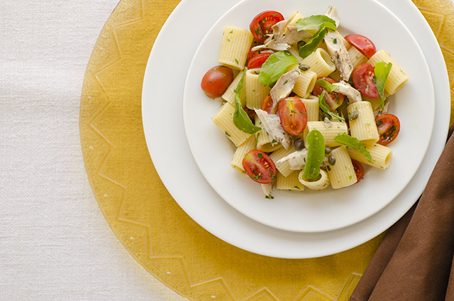 mezze maniche rigate con sgombro fresco e pomodori datterini