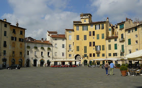 Piazza dell'Anfiteatro in Lucca