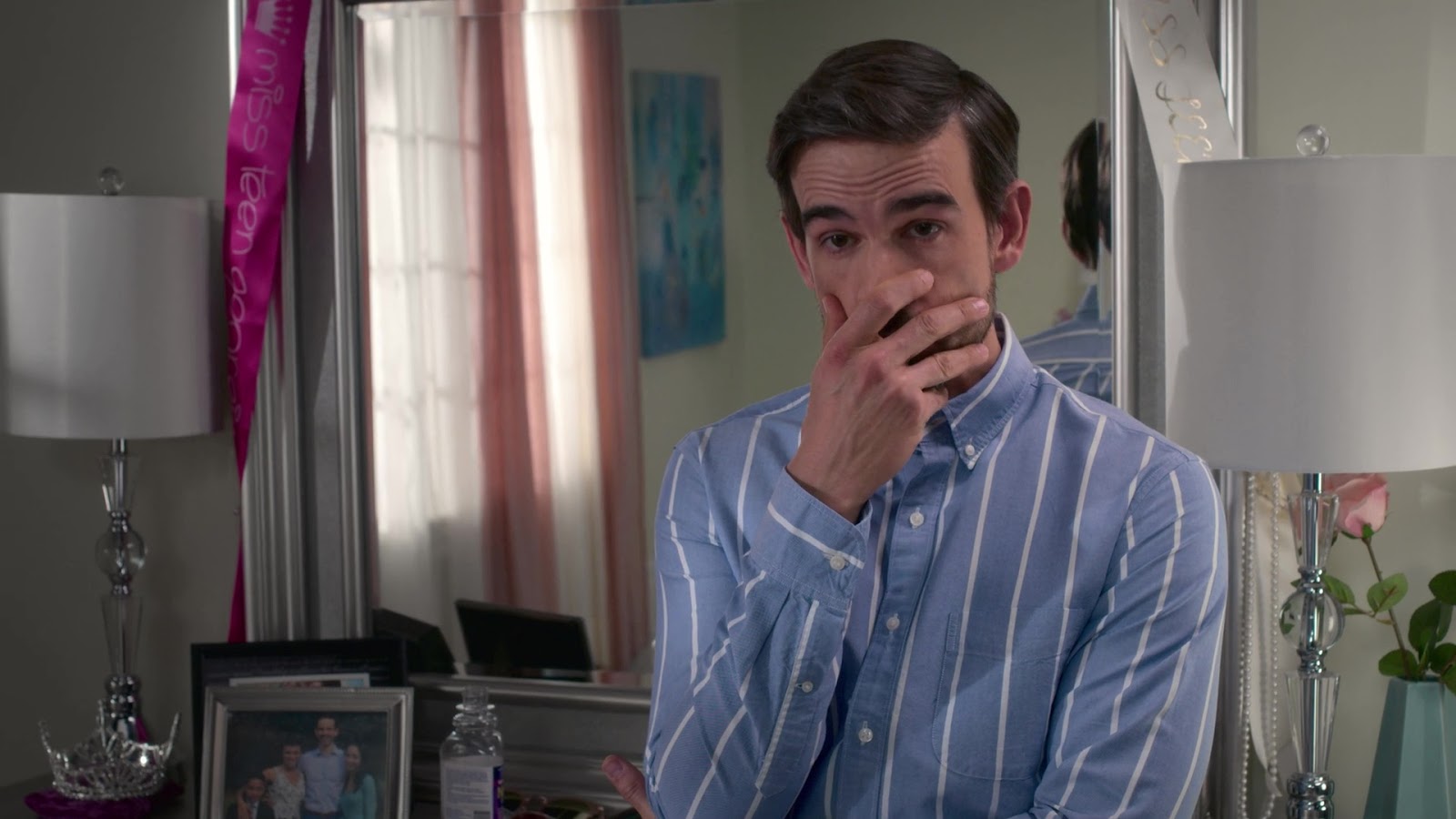 Films Et Séries Tv Avec Christopher Gorham ausCAPS: Christopher Gorham shirtless in Insatiable 1-07 "Miss Magic Jesus"