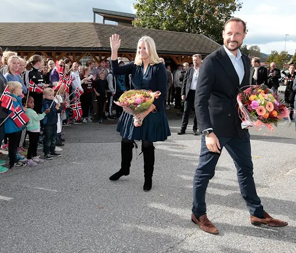 Princess Mette-Marit style fashions, wore dress, coat, new sesion dress, clutch new sesion boots