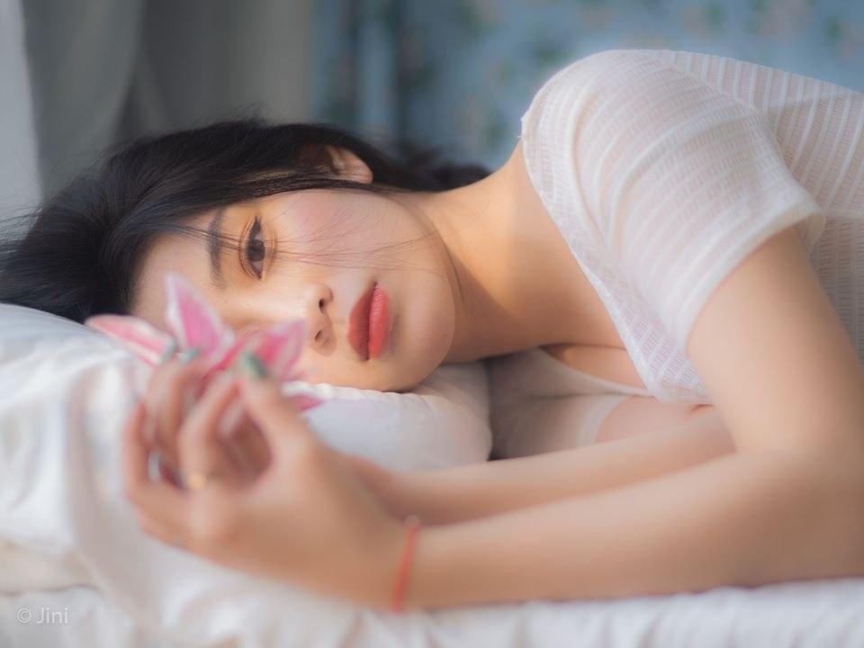 Gallery - Vietnamese model Yen Nguyen - Fragile purple flowers - P2